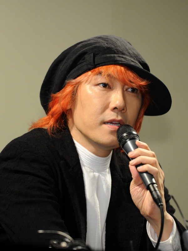 ▲ 회견장에서 기자들의 질문에 답변하고 있는 가수 김장훈.  ⓒ 노용헌 기자