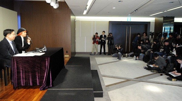 ▲ 가수 김장훈이 30일 오전 서울 63빌딩에서 기자회견을 열고 독도·동해에서 세계적인 스포츠/문화 축제를 열겠다는 청사진을 밝혀 눈길을 끌고 있다. 이날 기자회견에는 약 100여명의 취재 인파가 몰려 일본 교과서 문제 및 김장훈에 대한 뜨거운 관심을 나타냈다.  ⓒ 노용헌 기자