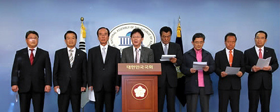 ▲ 30일 오후 국회 정론관에서 한나라당 유승민의원 등 대구지역 의원들이 동남권 신공항 백지화결정에 반발, 기자회견을 열고 있다. ⓒ 연합뉴스