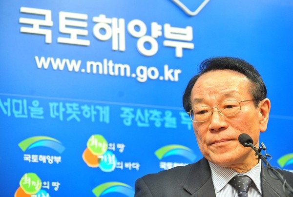 ▲ 박창호 동남권 신공항 입지평가위원장이 30일 오후 경기도 과천 국토해양부 기자실에서 부산 가덕도와 경남 밀양 모두 신공항 입지로 적합하지 않다는 평가 결과를 발표하고 있다. ⓒ연합뉴스