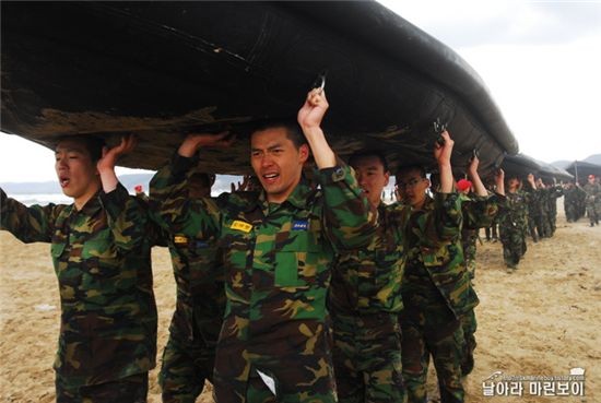 ▲ 현빈의 신병 훈련 사진.ⓒ날아라 마린보이