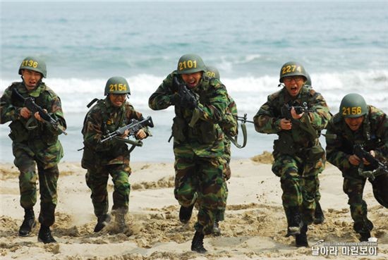 ▲ 현빈의 해병대 훈련 모습.ⓒ날아라 마린보이