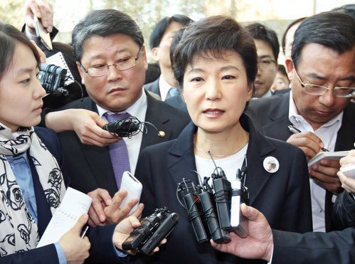 ▲ 31일 한나라당 박근혜 전 대표가 대구시 달성군 소재 대구경북과학기술원(DGIST) 총장 취임식장에 들어가기 전 신공항과 관련한 입장을 밝히고 있다. ⓒ연합뉴스