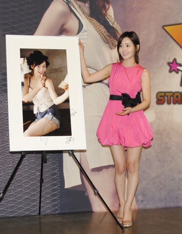 ▲ 스타화보 제작발표회에 참석한 배우 남규리가 직접 화보 컨셉트를 설명하고 있다.  ⓒ 뉴데일리