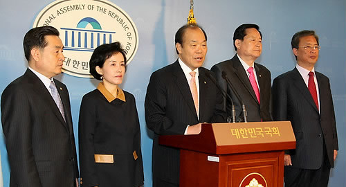 ▲ 여야 의원들이 30일 국회에서 기자회견을 통해 일본은 역사왜곡 교과서 검정결과를 즉시 철회해야한다는 회견문을 발표하고 있다. ⓒ연합뉴스