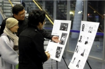 ▲ 북한 인권 전시회를 관람하고 있는 모습.ⓒ뉴데일리