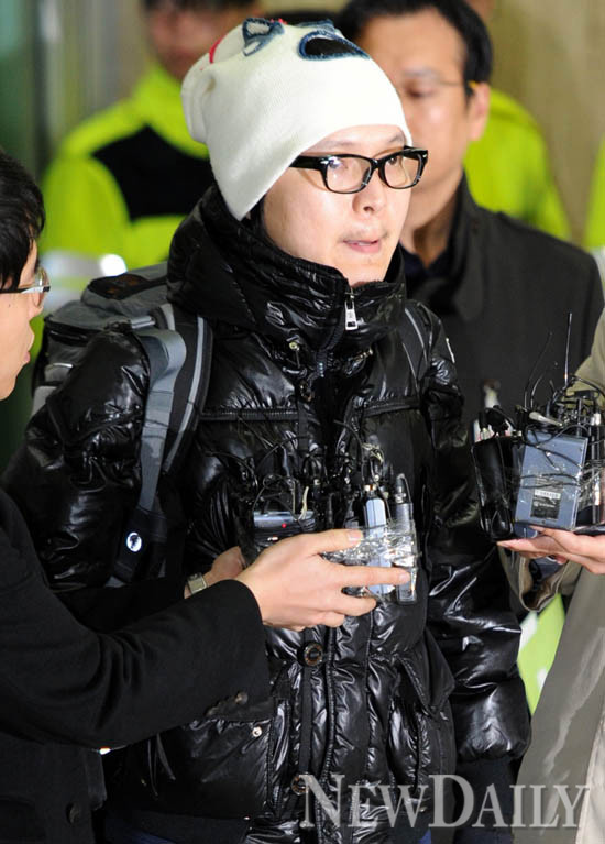 지난 1월 19일 김포공항을 통해 입국할 당시 기자들의 질문에 답변을 하고 있는 신정환.  ⓒ 박지현 기자