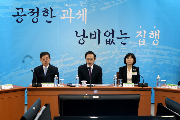 ▲ 이명박 대통령이 31일 서울 국세청에서 열린 공정사회추진회의에서 인사말을 하고 있다ⓒ청와대 제공