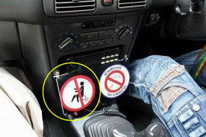 ▲ '방귀를 뀌지 말라'는 스티커.ⓒ프레스1 캡처