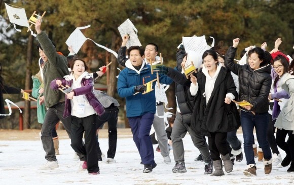 ▲ 김문수 경기지사와 대학생 기자단이 지난 1월 안산 영어마을에서 통일의 염원을 담은 연날리기를 하고 있다. ⓒ 뉴데일리