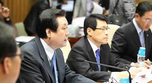 ▲ 한나라당 김무성 원내대표가 1일 국회에서 열린 대정부질문 대책회의에서 발언하고 있다. ⓒ연합뉴스