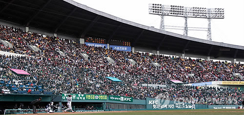 ▲ 프로야구 여성관중수가 절반에 육박하면서 잠실야구장이 여성 화장실을 대폭 늘렸다. ⓒ 연합뉴스