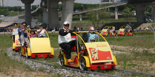 ▲ 서울시가 새 봄을 맞아 한강변에서 가장 멋진 자전거 하이킹 코스 4개 구간을 선정, 공개했다. 사진은 광나루 레일바이크를 타는 시민들의 모습 ⓒ 서울시