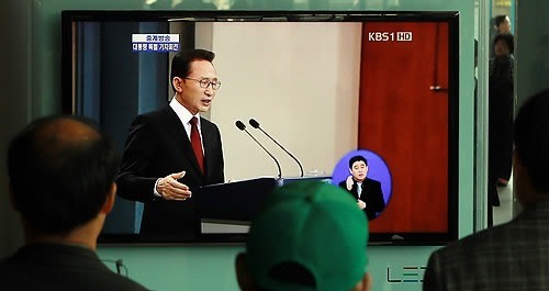 ▲ 1일 오전 서울역에서 시민들이 동남권 신공항 백지화 결정과 관련한 이명박 대통령의 대국민 기자회견을 TV를 통해 지켜보고 있다. ⓒ연합뉴스