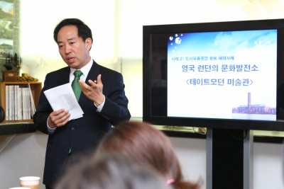 ▲ 강승규 한나라당 의원이 서울대 환경대학원생들과 경의선 지하화로 생성되는 지상 유휴공간 활용 등에 관한 아이디어 회의를 스마트폰으로 생중계 했다. ⓒ 뉴데일리