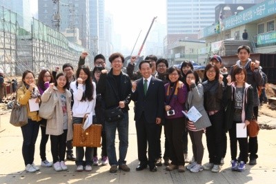 ▲ 강승규 의원과 서울대 환경대학원 석사과정 학생들이 경의선 지하화 공사 현장을 찾았다. ⓒ 뉴데일리