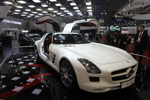 ▲ 메르세데스 벤츠의 '준수퍼카' SLS AMG. 0-100km/h까지 가속에 3.8초, 최대 속도는 321km/h에 이른다. 가격은 2억 대 후반이다.[사진·노용헌 기자]