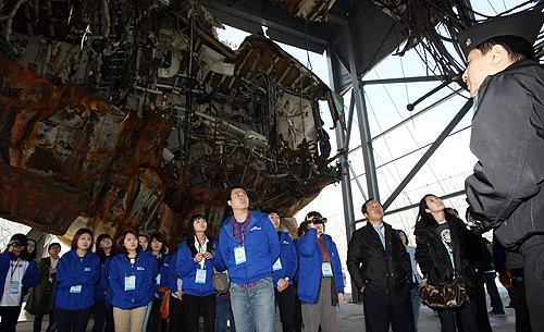 ▲ 천안함이 자작극이라 생각했다는 대학생들이 직접 평택 해군사령부를 찾아 부서진 천안함을 살펴보고 북한의 소행이라 확신하게 됐다고 한다. ⓒ 뉴데일리