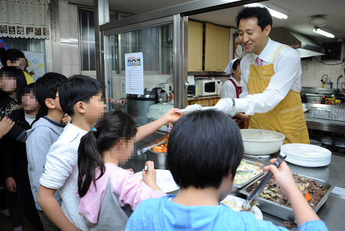 ▲ 오세훈 서울시장이 자신의 교육철학을 담은 서울시 교육지원계획을 밝혔다. 사진은 오 시장이 한 아동보호센터를 찾아 급식 봉사를 하는 모습. ⓒ 뉴데일리