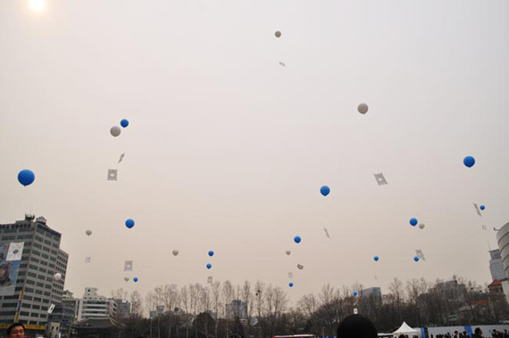 ▲ 천안함 46용사와 고 한주호 준위의 영혼을 안고 하늘로 떠오른 방패연들.ⓒ장재균 기자 제공