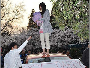 ▲ 당시 현장에 있던 관광객이 인터넷에 올린 재벌녀의 프로포즈 사진.ⓒ온바오닷컴 캡처