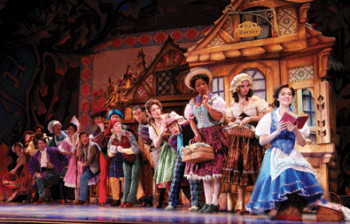 ▲ 배경은 중세이지만, 벨은 상당히 현대적인 여성으로 묘사되는 것인데 역시 캐릭터에 강한 디즈니다운 각색이 아닐 수 없다. ⓒ www.beautyandthebeastontour.com