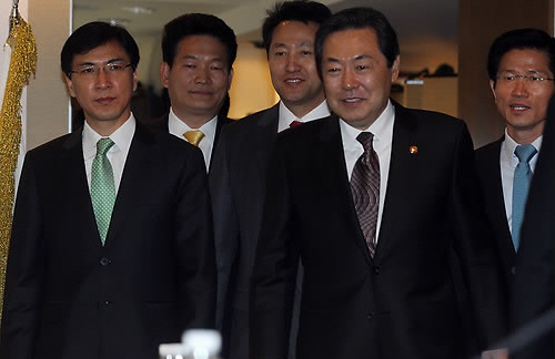 ▲ 지난달 31일 전국 시도지사협의회에서 안희정 충남지사, 송영길 인천시장, 오세훈 서울시장, 맹형규 행안부장관, 김문수 경기지사(왼쪽부터)가 프레스센터로 입장하고 있다. ⓒ 연합뉴스