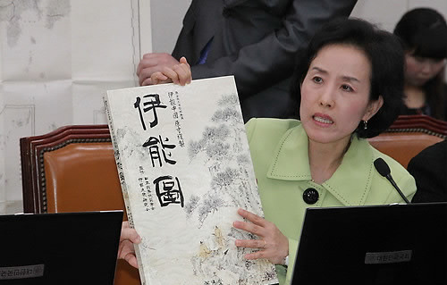 ▲ 4일 오후 국회에서 열린 독도특위 전체회의에서 자유선진당 박선영 의원이 일본 고 지도에 독도가 영토로 표기되지 않은 사실을 지적하고 있다. ⓒ연합뉴스