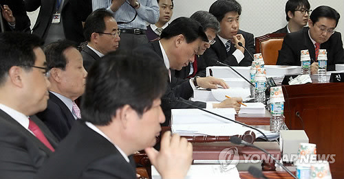 ▲ 한나라당 이경재, 김정훈, 민주당 박기춘, 백원우 의원 등 정개특위 여야 의원들이 4일 국회 의원회관에서 열린 정치개혁특별위원회에서 굳은 표정으로 앉아 있다. ⓒ연합뉴스