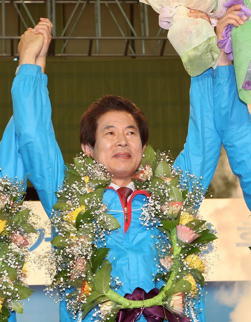 ▲ 4.27 강원지사 보궐선거에서 한나라당 후보로 확정된 엄기영 전 MBC 사장 ⓒ연합뉴스