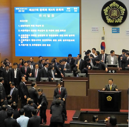 ▲ 초선 의원이 대다수인 서울시의회가 좌충우돌하고 있다. 사진은 지난해 12월 1일 서울시의회가 '무상급식 조례'를 의결하면서 의원들이 몸싸움을 벌이는 모습 ⓒ 연합뉴스