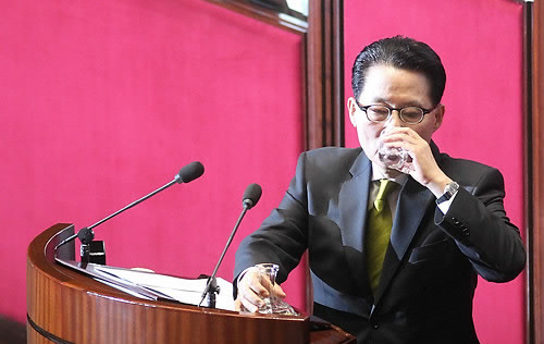 ▲ 민주당 박지원 원내대표가 5일 국회 본회의에서 교섭단체 대표연설 도중 물을 마시고 있다. ⓒ연합뉴스