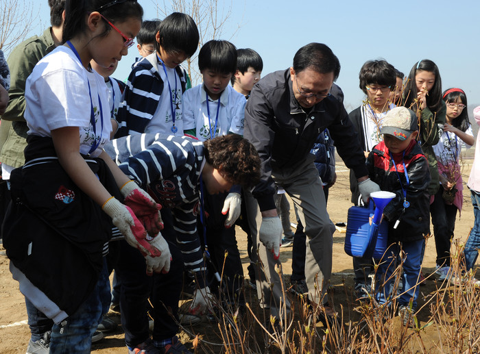 ▲ 이명박 대통령이 식목일인 5일 오전 경기도 여주군 대신면 남한강 수변지역에서 지역 학생들과 나무를 심고 있다. ⓒ이오봉 뉴데일리 기자