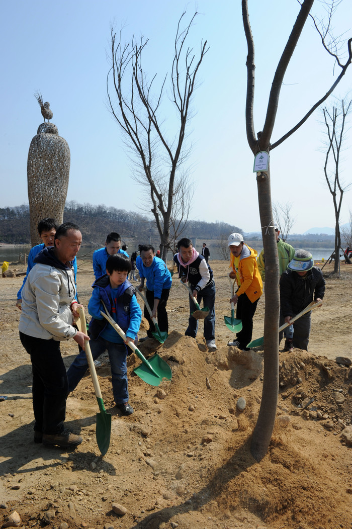 ▲ 5일 오전 경기도 양평군 강상면 교평리 강상체육공원 일원에서 열린 '교평나루께 생명의 숲' 식목행사에서 참가자들이 느티나무를 심고 있다ⓒ노용헌기자
