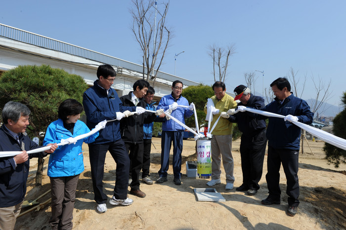 ▲ 5일 오전 경기도 양평군 강상면 교평리 강상체육공원 일원에서 열린 '교평나루께 생명의 숲' 식목행사에서 김선교 양평군수(오른쪽에서 네번째), 박승춘 국가보훈처장(오른쪽에서 세번째)등 관계자들이 타임캡술을 묻고 있다 ⓒ노용헌기자