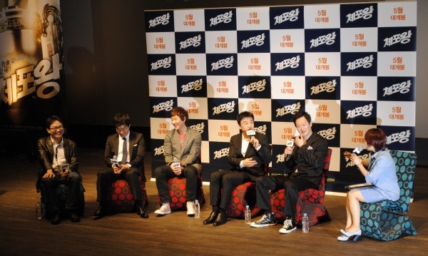 ▲ 사진 좌측부터 임찬익 감독, 배우 이성민, 이선균, 박중훈, 김정태, 박경림(사회자).  ⓒ 뉴데일리