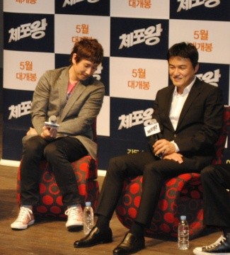 ▲ 5일 서울 광진구 롯데시네마 건대입구점에서 열린 영화 '체포왕(감독 임찬익)' 제작보고회에 참석한 배우 이선균과 박중훈.  ⓒ 뉴데일리