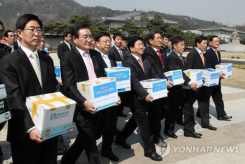 ▲ 국제과학비즈니스벨트 대선공약 사수를 위한 범충청권 시.도민 서명지 전달 기자회견에 나선 홍재형 국회 부의장 등 충청권 국회의원들이 5일 오후 서명지가 든 박스를 들고 청와대 앞 분수광장으로 향하고 있다. ⓒ연합뉴스