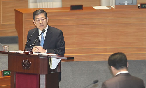 ▲ 김황식 총리가 6일 국회 정치 분야 대정부 질문에서 의원들의 질의에 답변하고 있다. ⓒ연합뉴스