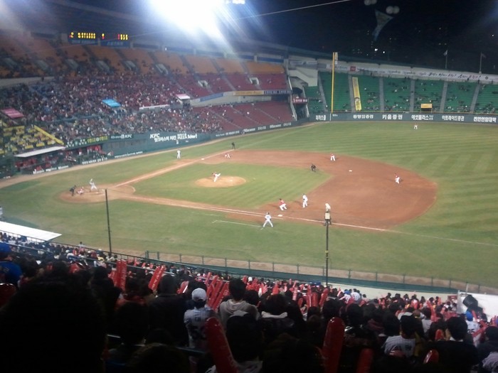 ▲ 5일 서울 잠실야구장에서 있었던 LG트윈스 홈경기 개막전에서 LG는 7회 4점을 얻어 5-3으로 역전했지만 8회 3점을 허용 5-6으로 SK에 무릎을 꿇었다.ⓒ박주형 인턴기자