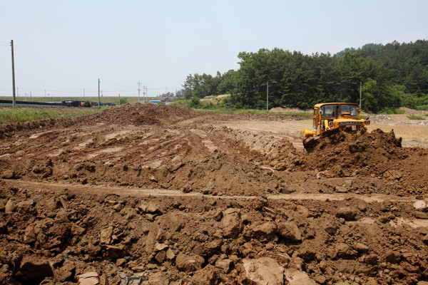 ▲ 경남 창녕군 길곡면 낙동강변의 농경지 리모델링 현장. 모두 지역업체가 공사를 맡고 있다.