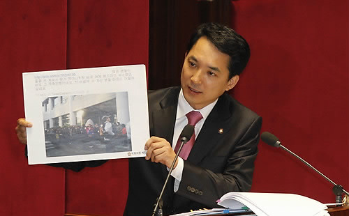 ▲ 한나라당 박민식 의원이 6일 오전 국회 대정부질문에서 김황식 총리에게 질의를 하고 있다. ⓒ연합뉴스