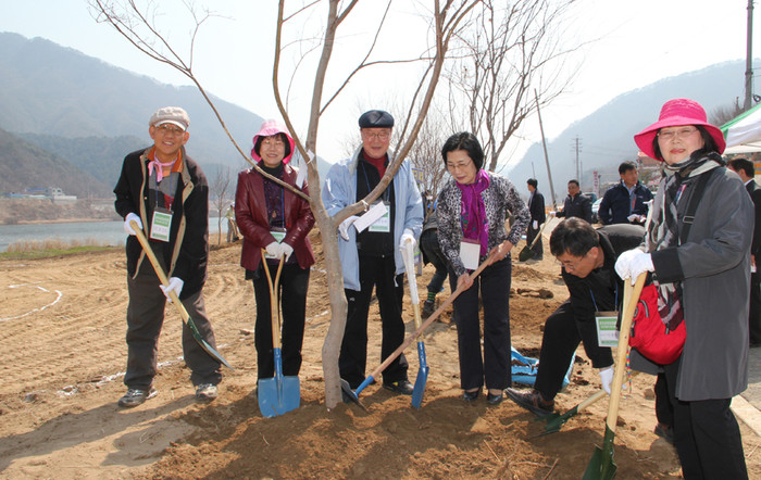 ▲ 문인들이 이름이 새겨진 나무를 심고 있다.