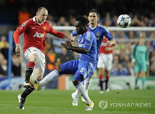 ▲ 7일 영국 런던의 스탬퍼드 브리지 경기장에서 열린 2010-2011 시즌 UEFA 챔피언스리그 8강 1차전 첼시와의 원정 경기에서 루니가 슈팅을 날리고 있다. ⓒ연합뉴스