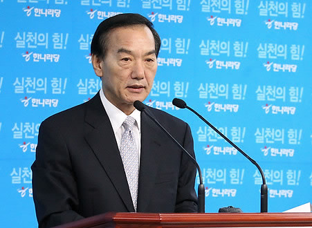 ▲ 분당을 재보선에 나섰던 박계동 전 국회 사무총장이 7일 오전 서울 여의도 당사에서 기자회견을 열고 강재섭 후보 당선을 위해 최선을 다하겠다고 말하고 있다. ⓒ연합뉴스