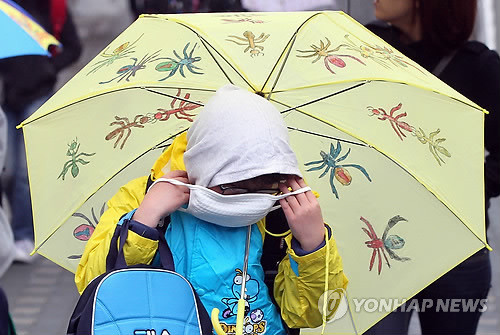 ▲ 김상곤 경기도교육감이 내린 휴교령에 학부모들의 불안감이 오히려 증폭되고 있다. 사진은 7일 오전 등교 중인 한 초등학생이 방사능비를 걱정해 착용한 마스크를 고쳐 쓰는 모습 ⓒ 연합뉴스