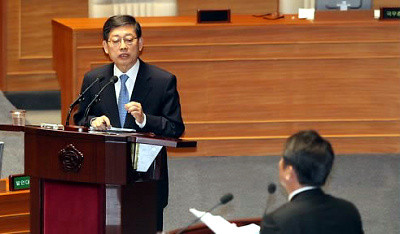 ▲ 김황식 국무총리가 7일 오후 국회 대정부질문에서 의원들의 질문에 답변하고 있다. ⓒ 연합뉴스