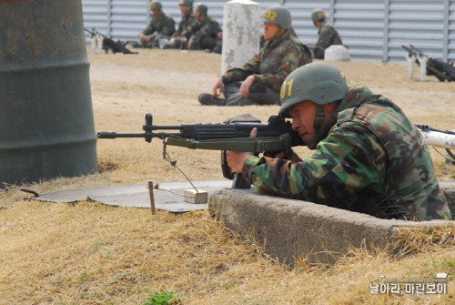 ▲ 배우 현빈의 사격 훈련 사진.ⓒ날아라 마린보이