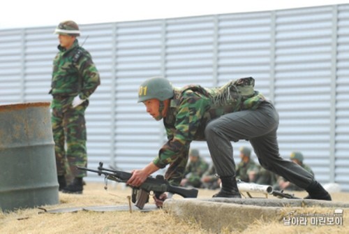 ▲ 배우 현빈의 사격 훈련 사진.ⓒ날아라 마린보이