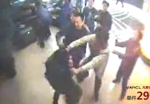 ▲ 남성 4명이 지나가던 부녀자 4명을 막무가내로 폭행하고 있다.ⓒ온바오닷컴 캡처